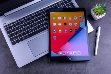 Galati, Romanya, 30 Mart 2021: Apple, güçlü A12Bionicchip 'e sahip 8. nesil iPad' i, Applekalem ve Smartkeyboard 'a destek ve iPadOS14 ile yapabileceğiniz inanılmaz yeni şeyler.