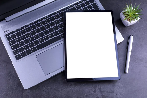 Tableta Bílou Prázdnou Obrazovkou Přes Stříbrný Notebook Tužkou Květina Ploše — Stock fotografie