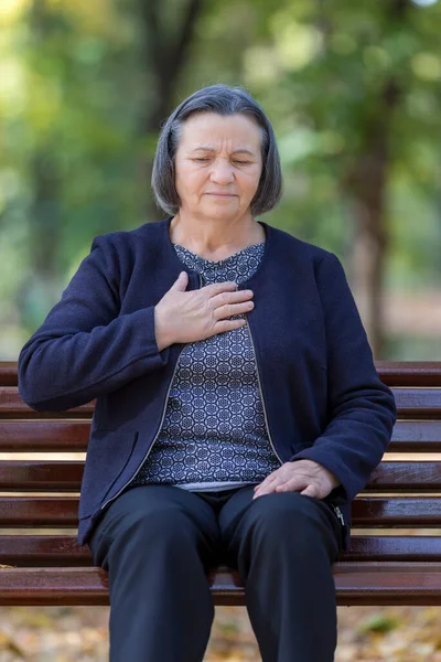 Una Mujer Anciana Que Sufre Ataque Corazón Dama Mayor Aferrándose — Foto de Stock