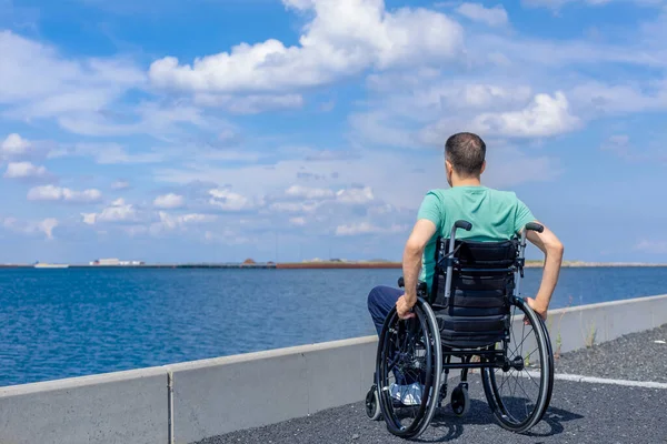 Άνδρας Ειδικές Ανάγκες Αναπηρικό Καροτσάκι Θαυμάζοντας Θάλασσα Έννοια Ταξιδιού Κινητικότητας — Φωτογραφία Αρχείου