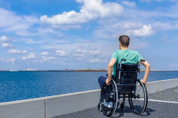 Hombre Discapacitado Silla Ruedas Admirando Mar Viajes Movilidad Libertad —  Fotos de Stock