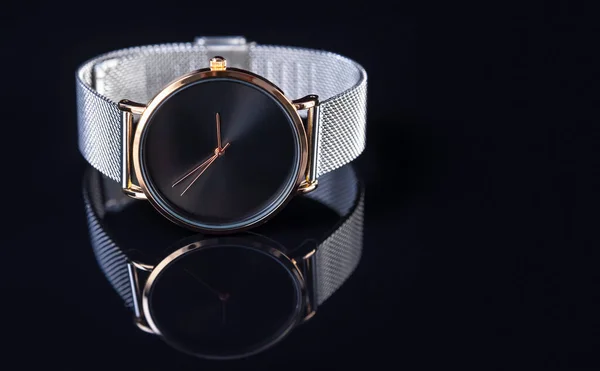 Relógio Pulso Preto Para Mulheres Com Alça Metal Vista Superior — Fotografia de Stock