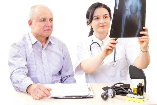 Medico e paziente risultati dei test radiografici — Foto Stock