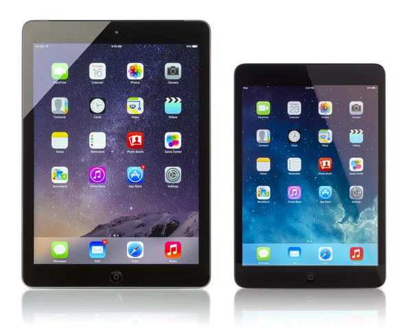 Apple iPad Air and iPad Mini displaying homescreen — Stock Photo, Image