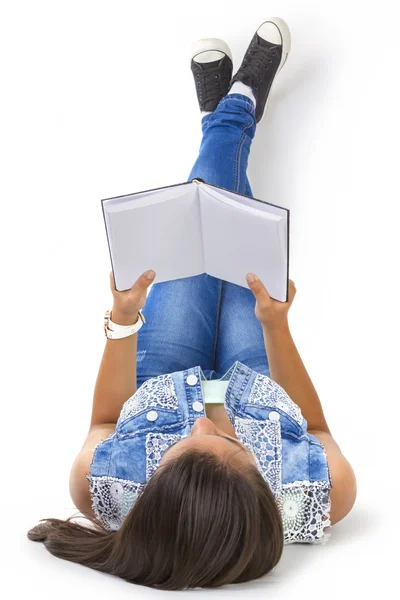 Adolescente menina leitura livro isolado — Fotografia de Stock