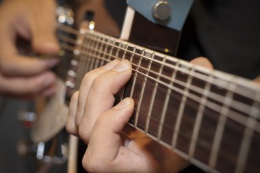 bir gitar perdeler parmaklarında bir adamla görüntüsünü kapatmak