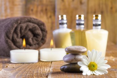 Zen bazalt taş ve ahşap üzerine mumlar ile spa yağı