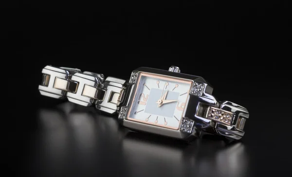 Zdjęcie luksusowe zegarki kobiety na czarny — Zdjęcie stockowe