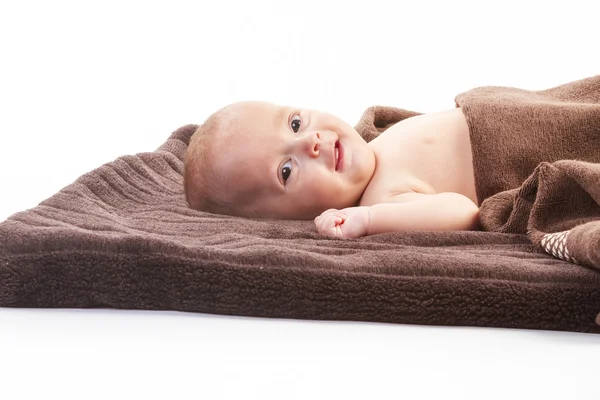 Bébé garçon sur couverture brune — Photo