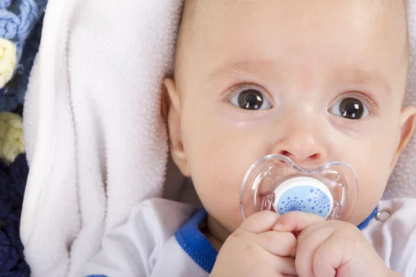 Bebê bonito com um mamilo — Fotografia de Stock