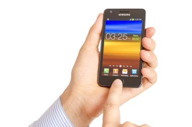 Samsung Galaksisi S2 'yi tutan el.