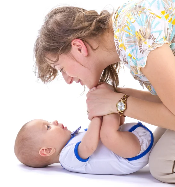 男の子の赤ちゃんと母親の横になっています。 — ストック写真