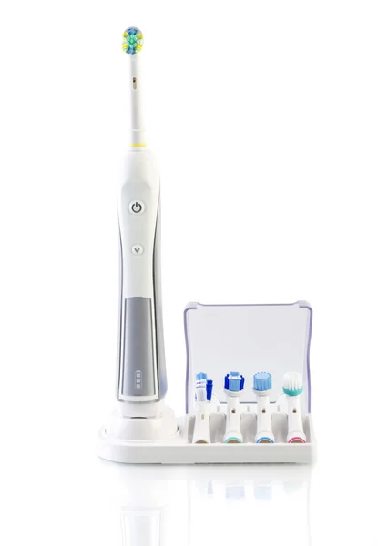 Cepillo de dientes eléctrico blanco con cargador de soporte en blanco —  Fotos de Stock