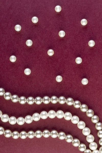 Silver och vita pärlor halsband på mörk röd — Stockfoto