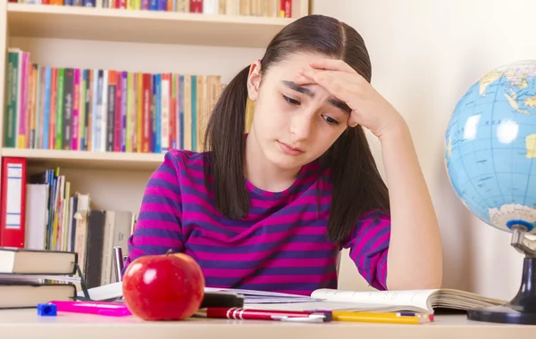 Schulmädchen macht ihre Hausaufgaben — Stockfoto