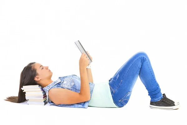 Teenager Mädchen lesen Buch — Stockfoto