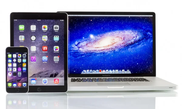 Apple macbook pro, ipad air 2 und iphone 6 — Stockfoto