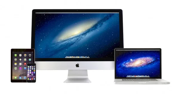 アップルの imac 27 インチ デスクトップの Macbook Pro は、空気 2 ipad と iphone 6 — ストック写真