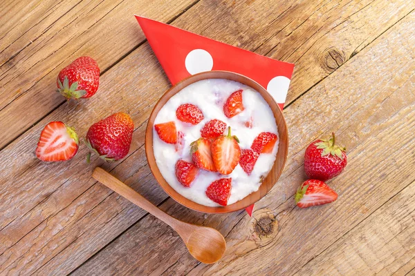 Fresh organic yogurt with strawberry on wood — Stock Photo, Image