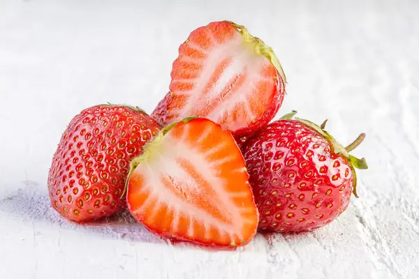 Strawberries on white wooden — Stock Photo, Image
