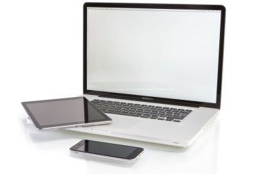 MacBook Pro, hava ipad ve iphone 6 beyaz arka plan üzerinde.