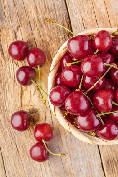Fresh cherries on wooden — Stock Photo, Image
