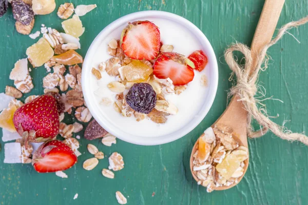 Yogurt with cereals muesli and fresh strawberries — Stock Photo, Image