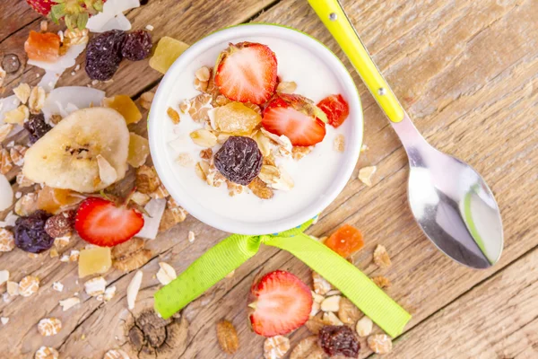 Yogurt with cereals muesli and fresh strawberries — Stock Photo, Image