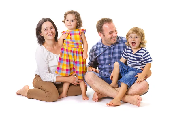 Familia feliz de cuatro sonriendo —  Fotos de Stock