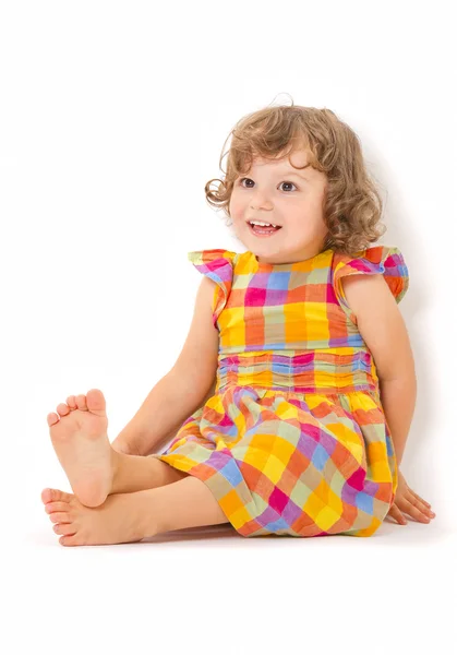 Schattig klein meisje, zittend op de vloer — Stockfoto