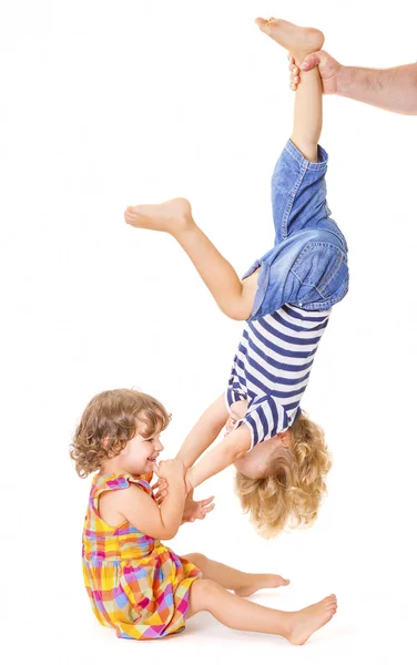 Glückliche kleine Schwester und Bruder spielen — Stockfoto