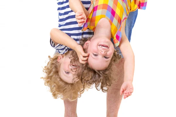 Vater hält lächelnde Kinder auf dem Kopf — Stockfoto