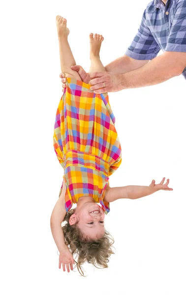 Glückliches kleines Mädchen auf den Kopf gestellt — Stockfoto