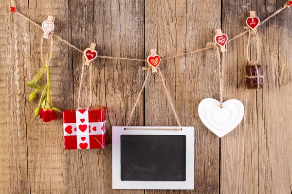 Rosa rossa con confezione regalo e cuore di forma bianca e cioccolato — Foto Stock