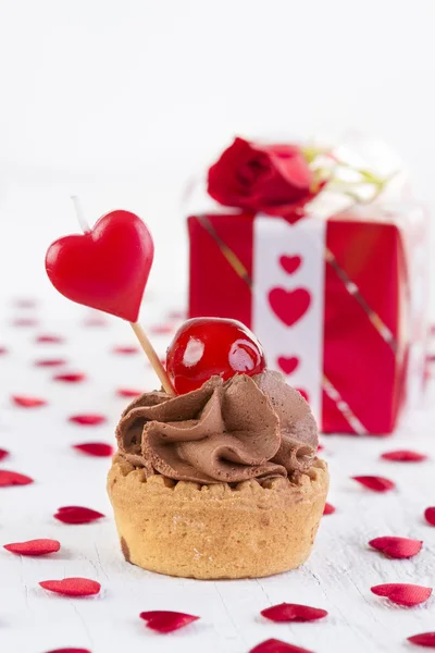Cupcake με κεράσι μπροστά από το κιβώτιο δώρων — Φωτογραφία Αρχείου