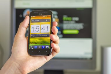 ofiste bir smartphone tutan adamın elini closeup