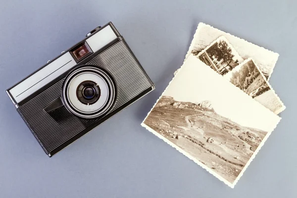 Vintage photo camera and old photos — Stock Photo, Image