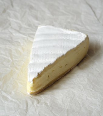 Bir dilim taze Brie peyniri