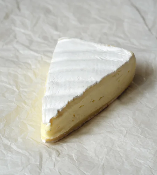 Una fetta di fresco Brie cheese — Foto Stock