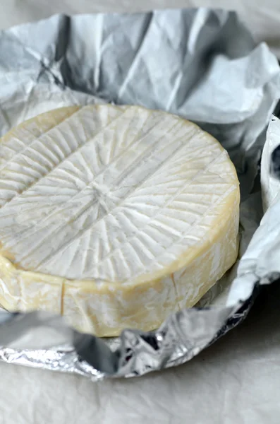 Cały okrągły sera camembert — Zdjęcie stockowe