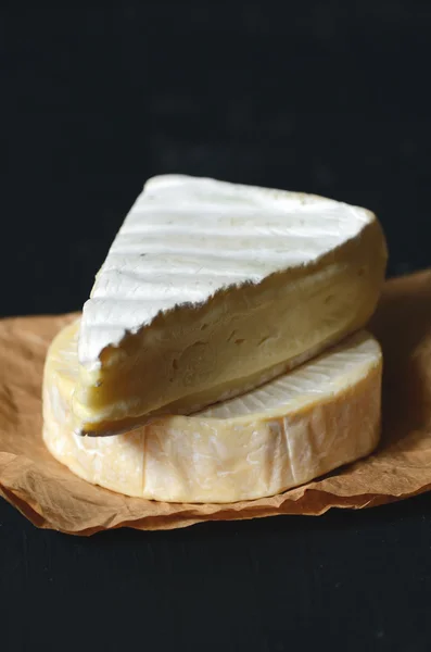 Uma fatia de queijo Brie fresco — Fotografia de Stock