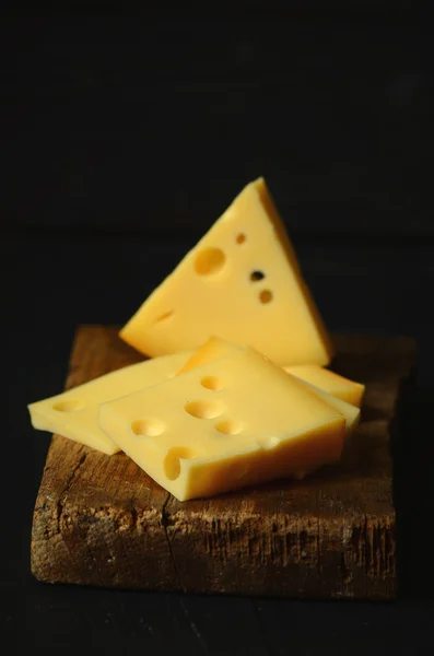 Pedaços de queijo suíço — Fotografia de Stock