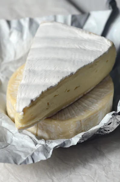 Una rebanada de queso Brie fresco — Foto de Stock