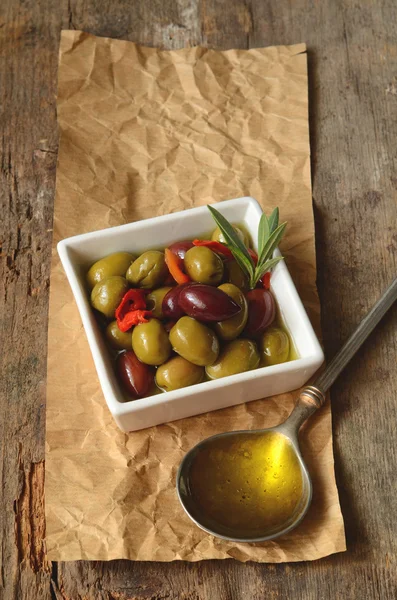 Оливки та оливкова олія — стокове фото