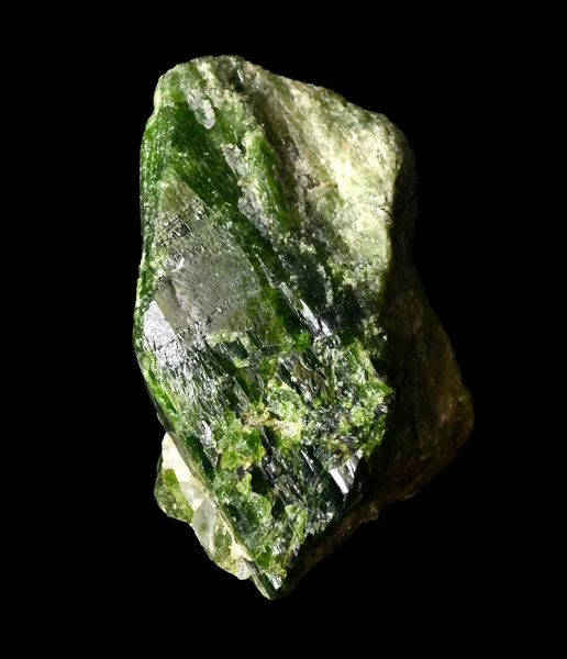 Surowe zielone serpentynach mineralne — Zdjęcie stockowe