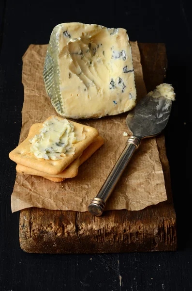 Una rebanada de queso azul danés — Foto de Stock