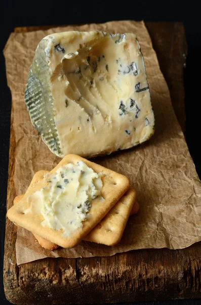 Una rebanada de queso azul danés — Foto de Stock