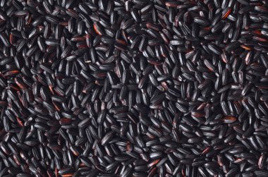 Siyah pirinç pişmemiş