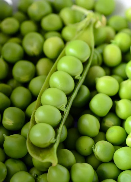 Ervilhas verdes orgânicas frescas — Fotografia de Stock