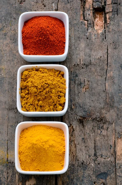 Peperoncino rosso caldo in polvere, curry e curcuma in polvere — Foto Stock
